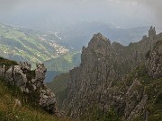 53 Imponenti pareti rocciose sul versante est d'Alben
